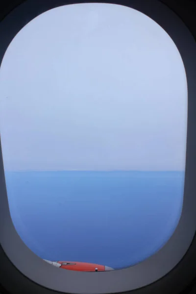 Widok Góry Przez Okno Samolotu Wspaniały Chmurny Krajobraz Błękitne Niebo — Zdjęcie stockowe