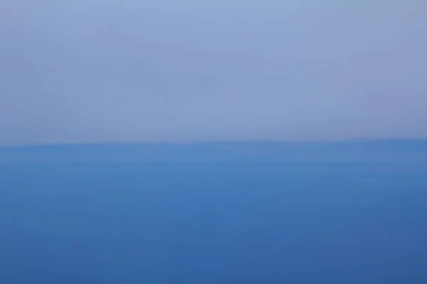 Yukarıdan Bak Bir Uçak Penceresinden Mavi Gökyüzü Uçakla Seyahat Ediyorum — Stok fotoğraf