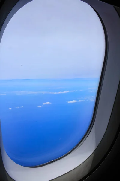 Вид Зверху Вікна Літака Приголомшливий Хмарний Пейзаж Блакитне Небо Подорожі — стокове фото