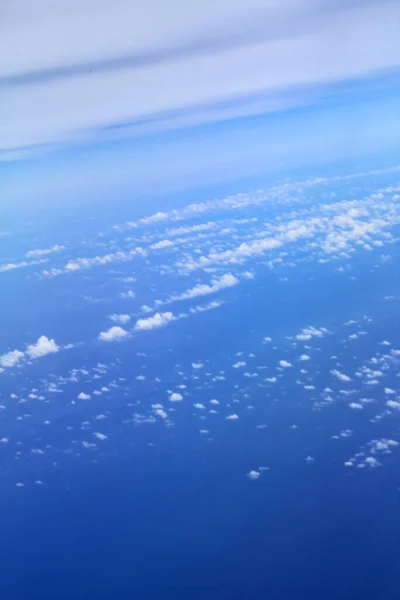 구름의 위에서 비행기 밖입니다 구름낀 — 스톡 사진