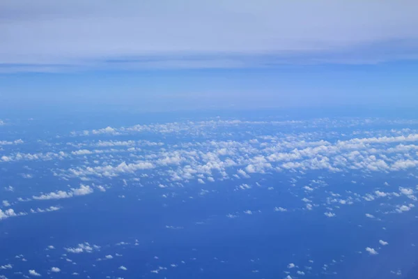 Chmurne Tło Widok Góry Przez Okno Samolotu Szare Zachmurzone Niebo — Zdjęcie stockowe