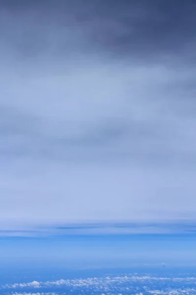 구름의 위에서 비행기 밖입니다 구름낀 — 스톡 사진