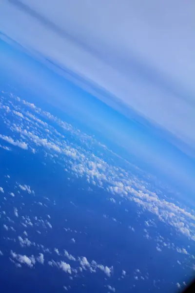 Chmurne Tło Widok Góry Przez Okno Samolotu Szare Zachmurzone Niebo — Zdjęcie stockowe