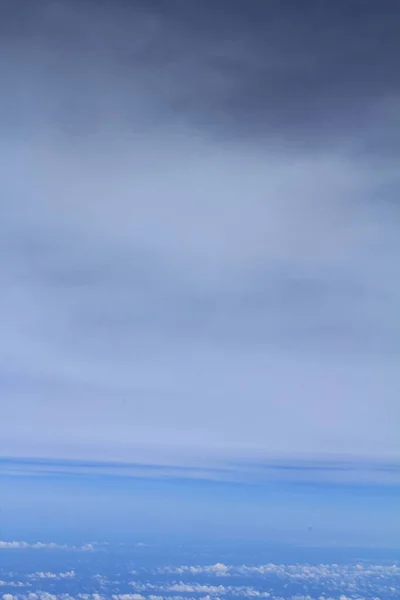 Wolkenkratzer Blick Von Oben Aus Einem Flugzeugfenster Grauer Bewölkter Himmel — Stockfoto
