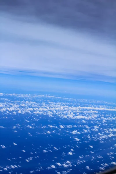 雲の背景 上から 飛行機の窓の外からの眺め 灰色の曇天 — ストック写真