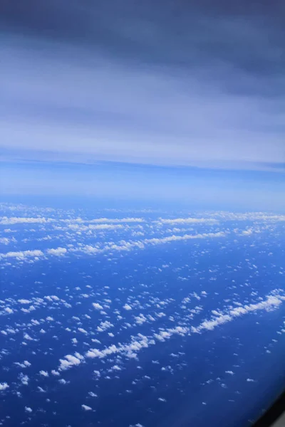 雲の背景 上から 飛行機の窓の外からの眺め 空の青の異なる色合い — ストック写真