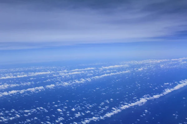 Chmurne Tło Widok Góry Przez Okno Samolotu Różne Odcienie Błękitu — Zdjęcie stockowe