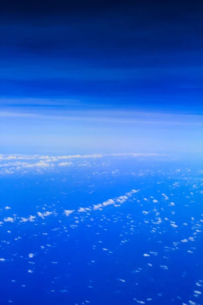 Fundal Cloudscape Vedere Sus Fereastra Unui Avion Diferite Nuanțe Albastru — Fotografie, imagine de stoc