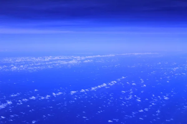 Облачный Фон Вид Сверху Окна Самолета Различные Оттенки Синего Небе — стоковое фото