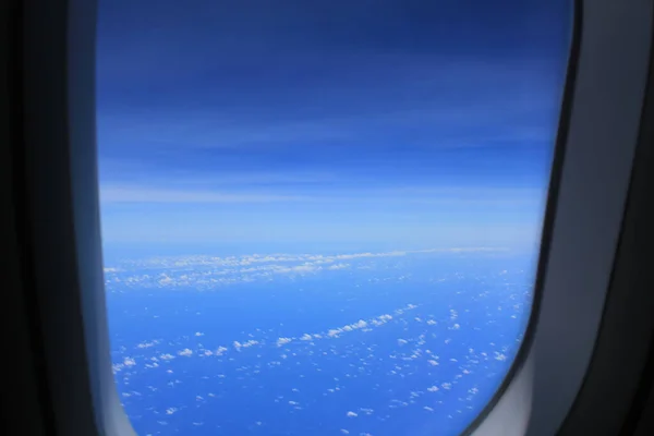 Вид Зверху Вікна Літака Приголомшливий Хмарний Пейзаж Блакитне Небо Подорожувати — стокове фото