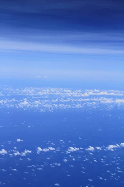 구름의 위에서 비행기 밖입니다 색조의 과푸른 — 스톡 사진