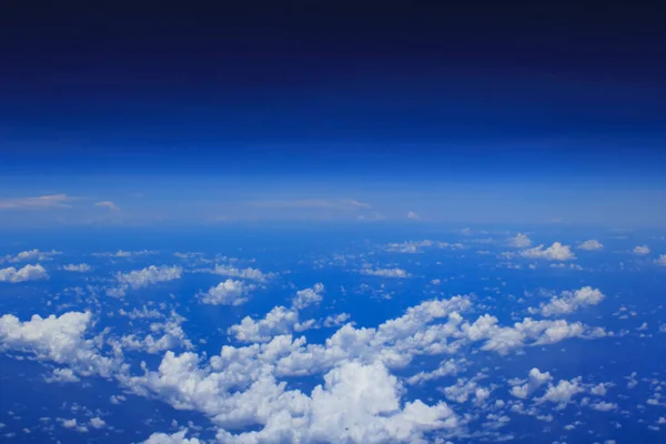 Chmurne Tło Widok Góry Przez Okno Samolotu Białe Chmury Błękitne — Zdjęcie stockowe