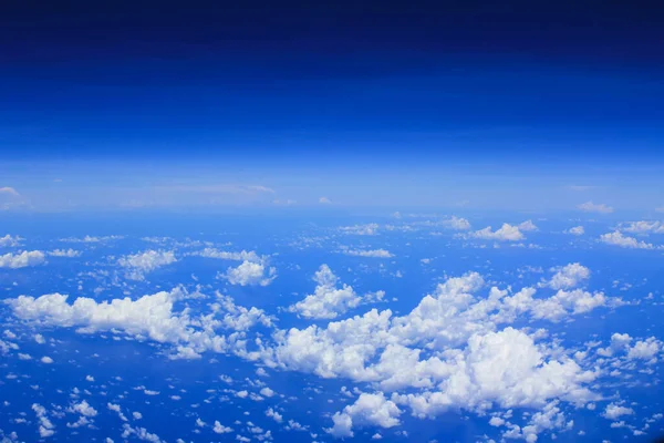 Fundo Paisagem Nublada Vista Cima Uma Janela Avião Nuvens Brancas — Fotografia de Stock