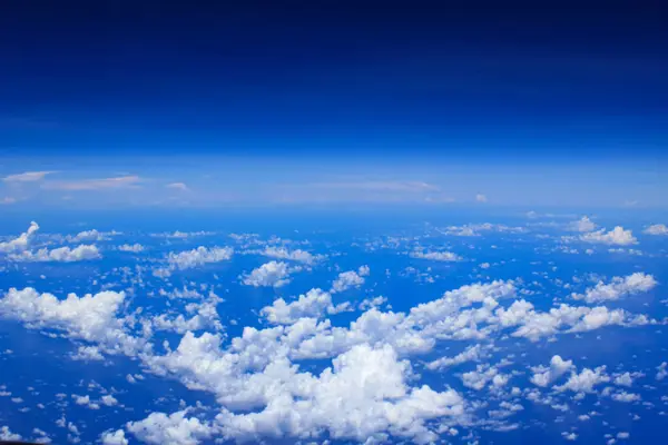 Chmurne Tło Widok Góry Przez Okno Samolotu Białe Chmury Błękitne — Zdjęcie stockowe