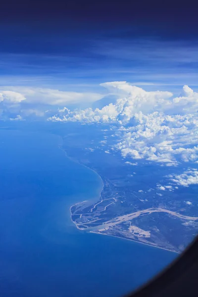 Widok Góry Przez Okno Samolotu Oszałamiająca Chmura Ląd Podróżuje Samolotem — Zdjęcie stockowe