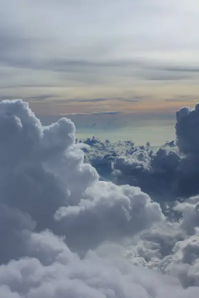 Cloudscape Deslumbrante Pôr Sol Vista Cima Uma Janela Avião Nuvem — Fotografia de Stock