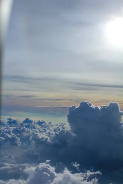 Fundo Paisagem Nublada Vista Cima Uma Janela Avião Céu Colorido — Fotografia de Stock