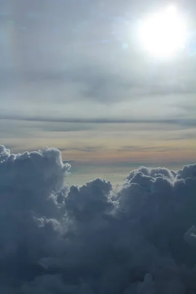 Fundo Paisagem Nublada Vista Cima Uma Janela Avião Céu Colorido — Fotografia de Stock