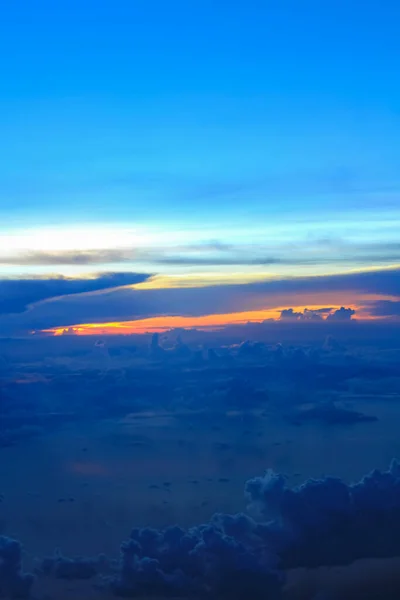 Atemberaubende Wolkenlandschaft Bei Sonnenuntergang Blick Von Oben Aus Dem Flugzeugfenster — Stockfoto