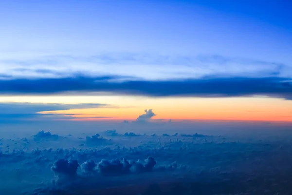 구름을 수있었다 위에서 바라보는 비행기 창문으로 — 스톡 사진