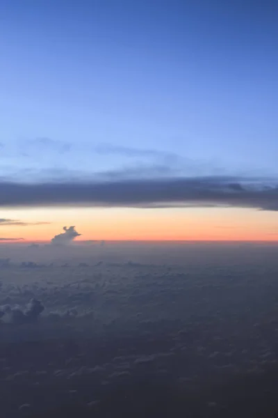Oszałamiająca Chmura Zachodzie Słońca Widok Góry Przez Okno Samolotu — Zdjęcie stockowe