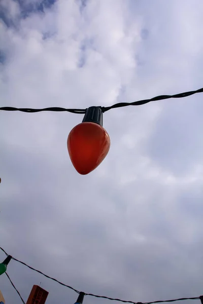 ภาพใกล ดของโคมไฟตกแต แดง ภายใต องฟ าเมฆ — ภาพถ่ายสต็อก