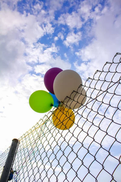 Bunte Luftballons Hängen Zaun Unter Dem Blauen Himmel Mit Wolken — Stockfoto