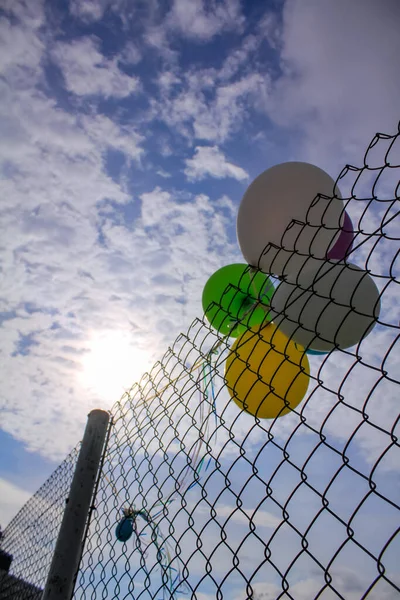 Großaufnahme Von Bunten Luftballons Die Zaun Hängen Und Hintergrund Die — Stockfoto
