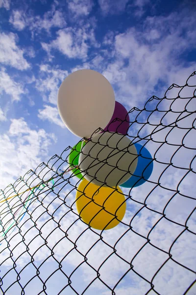 Bunte Luftballons Hängen Zaun Unter Dem Blauen Himmel Mit Wolken — Stockfoto