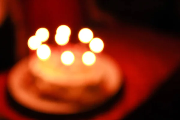 Zamazany Tort Urodzinowy Rozmazanym Światłem Świecy Ciemności — Zdjęcie stockowe
