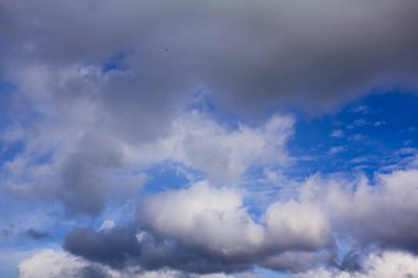 Bulutların alt görüntüsü, büyük beyaz ve gri kabarık bulutlar aşağıdan görünüyor. Arkaplan, duvar kağıdı, dijital sanatsal kullanım vesaire için..