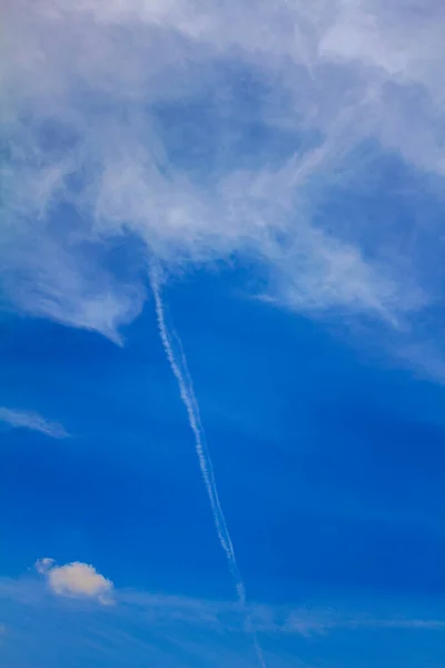 구름의 아래에서 하늘에 줄무늬가 구름을 수있다 디지털 사용등을 — 스톡 사진