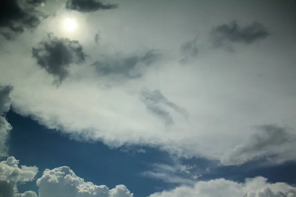 구름의 아래쪽에서는 하늘에 뭉게구름 수있습니다 사이로 햇빛이 비추고 불균등 태양을 — 스톡 사진