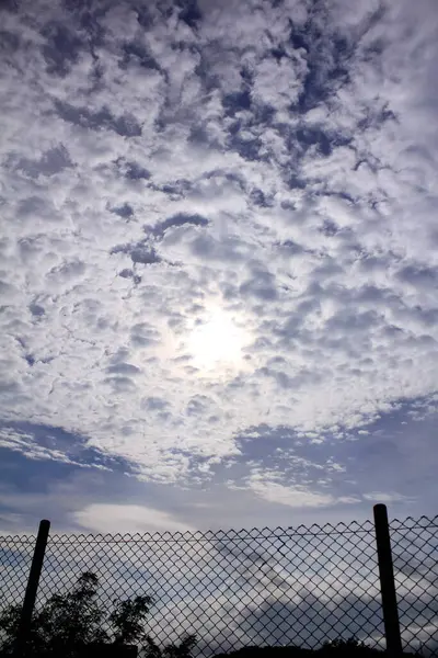 Blick Von Unten Auf Wolken Kumuluswolken Blauem Himmel Mit Zaun — Stockfoto