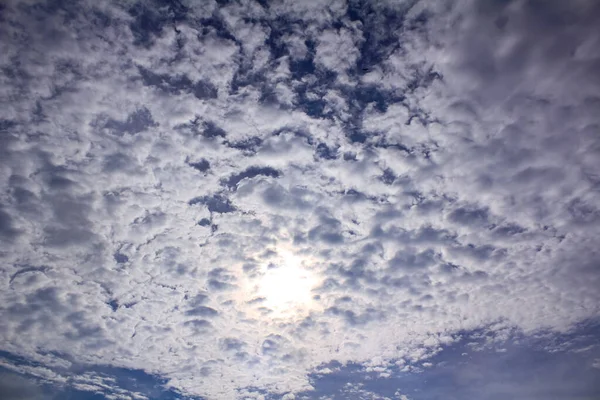 구름의 아래쪽에서는 하늘에 뭉게구름 수있습니다 사이로 햇빛이 비추고 불균등 태양을 — 스톡 사진