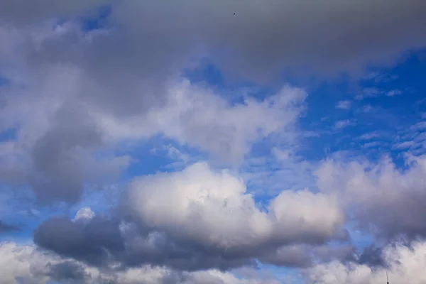 Vista Inferior Nuvens Grandes Nuvens Fofas Brancas Cinzentas Vista Baixo — Fotografia de Stock