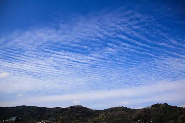 Nuvole Bianche Nel Cielo Azzurro Con Montagne Sottostanti Cielo Blu — Foto Stock