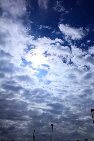 Widok Dołu Chmury Cumulus Chmury Niebieskim Niebie Widok Dołu Światło — Zdjęcie stockowe