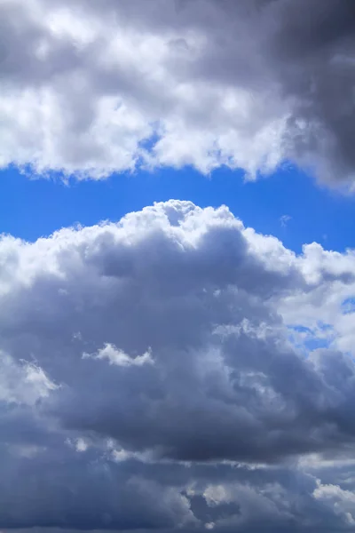 Paisagem Nebulosa Dramática Nuvens Cinzentas Grandes Fofas Nuvens Cobrindo Céu — Fotografia de Stock