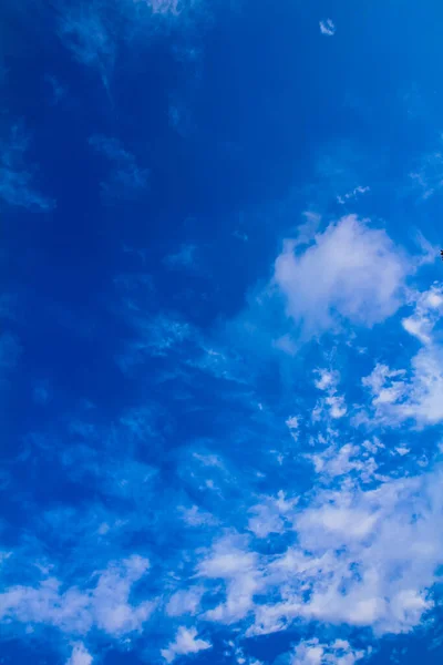 Vista Inferior Sobre Nuvens Nuvens Cumulus Céu Azul Para Fundo — Fotografia de Stock