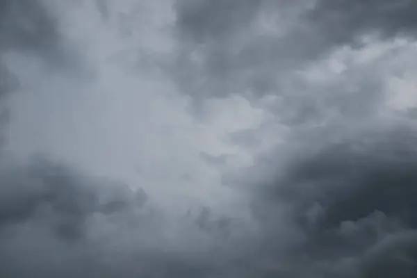 Céu Nublado Com Nuvens Cinzentas Nuvens Escuras Tempestuosas Dramático Trovão — Fotografia de Stock