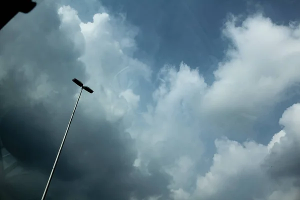 Tampilan Bawah Lampu Jalan Pos Dan Langit Mendung Langit Berawan — Stok Foto