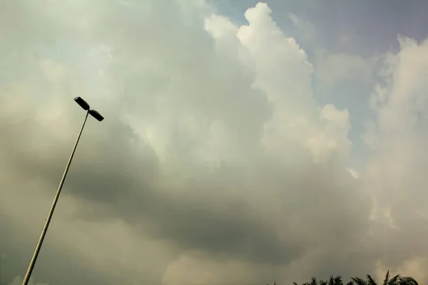 Onderaanzicht Lantaarnpaal Bewolkte Lucht Bewolkte Lucht Pluizige Witte Wolken Voor — Stockfoto