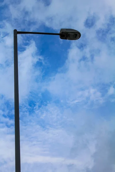 Widok Dolny Latarnię Niebo Niebieskie Niebo Białe Chmury Tła Tapety — Zdjęcie stockowe