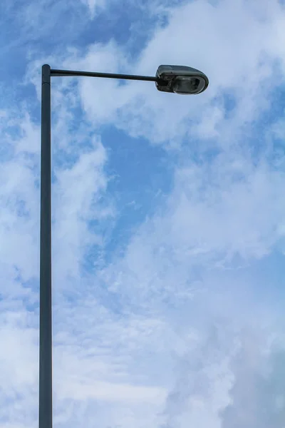 Widok Dolny Latarnię Niebo Niebieskie Niebo Białe Chmury Tła Tapety — Zdjęcie stockowe