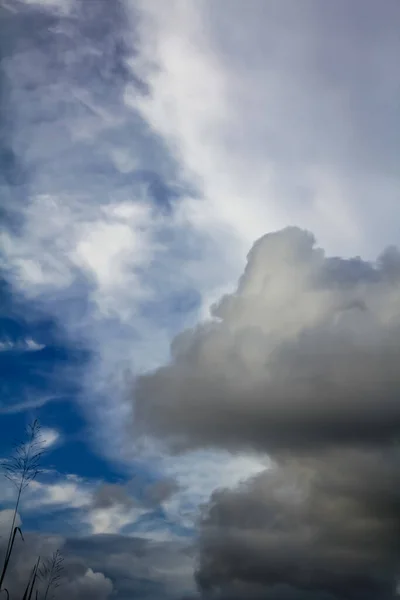 Vista Inferior Sobre Nuvens Grande Céu Cinzento Cobrindo Sol Para — Fotografia de Stock