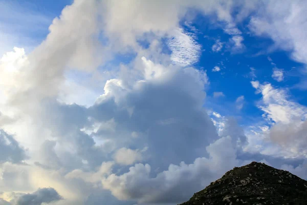 Grandes Nuvens Fofas Brancas Céu Azul Com Montanhas Abaixo Céu — Fotografia de Stock