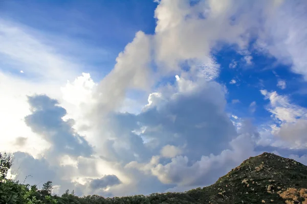 Grandes Nuvens Fofas Brancas Céu Azul Com Montanhas Abaixo Céu — Fotografia de Stock