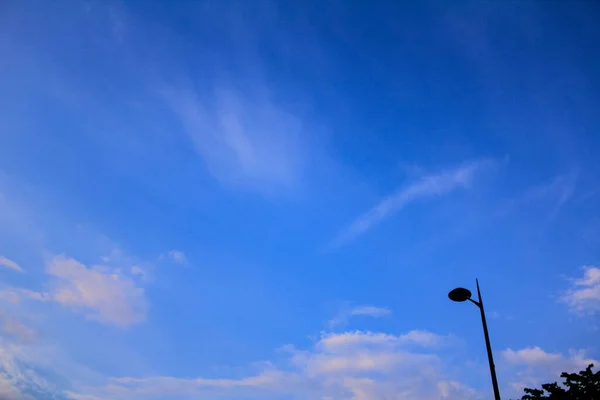Vista Ángulo Bajo Del Poste Lámpara Calle Con Cielo Azul — Foto de Stock