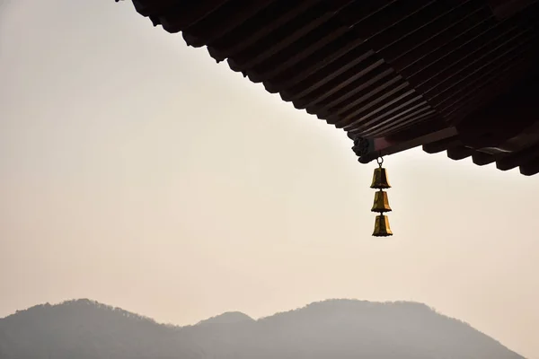Крупный План Цепи Колоколов Карнизом Китайского Буддийского Храма Горы Заднем — стоковое фото
